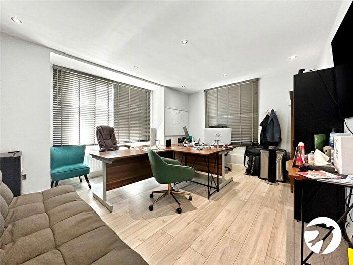 2 Bedroom Flat For Sale In High Street, Chatham, Kent, ME4