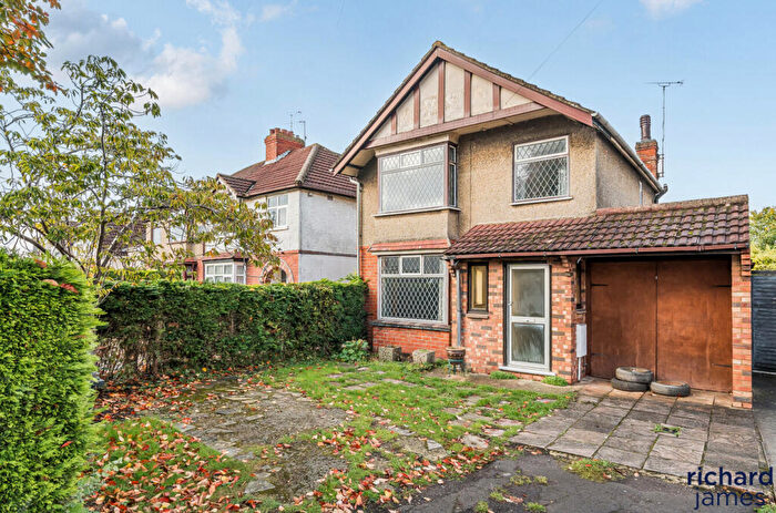 3 Bedroom Detached House For Sale In Whitworth Road, Swindon, SN25