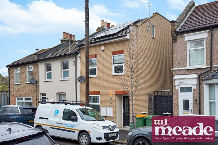 3 Bedroom Semi-Detached House To Rent In Davis Street, London, E13