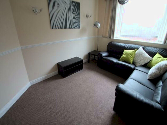 2 Bedroom House To Rent In Knowle Mount, Leeds, LS4