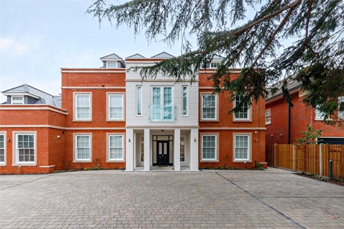 2 Bedroom Flat To Rent In Fairmile Lane, Cobham, Surrey, KT11