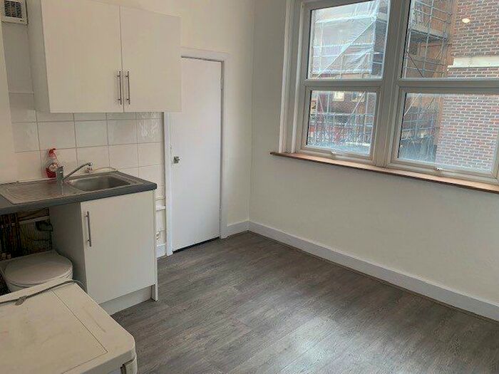 Studio To Rent In Ballards Lane, London, N3
