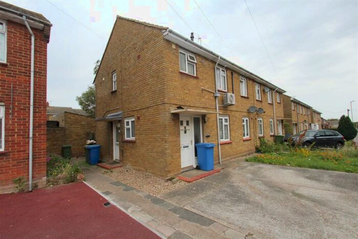 2 Bedroom Flat To Rent In Oak Road, Sittingbourne, ME10