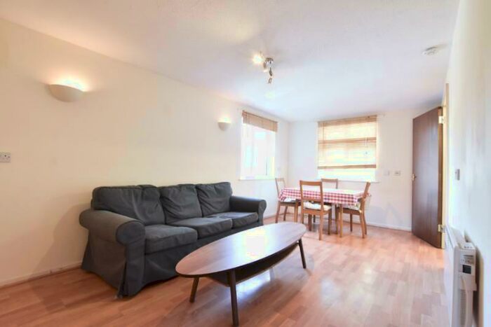 2 Bedroom Flat To Rent In Deanery Close, East Finchley, London, N2