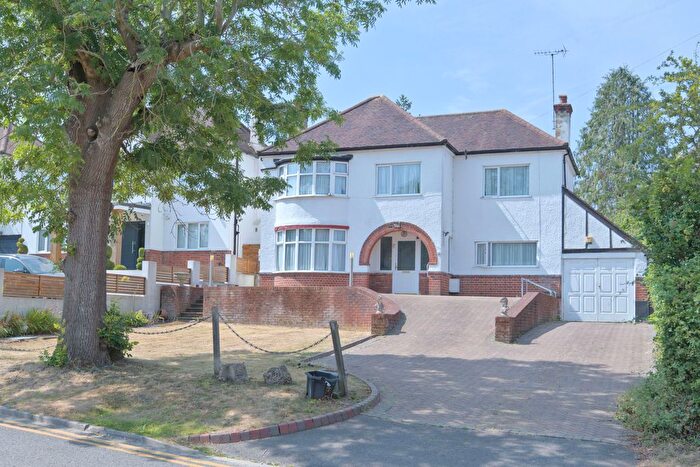 3 Bedroom Detached House For Sale In Galley Lane, Barnet, EN5