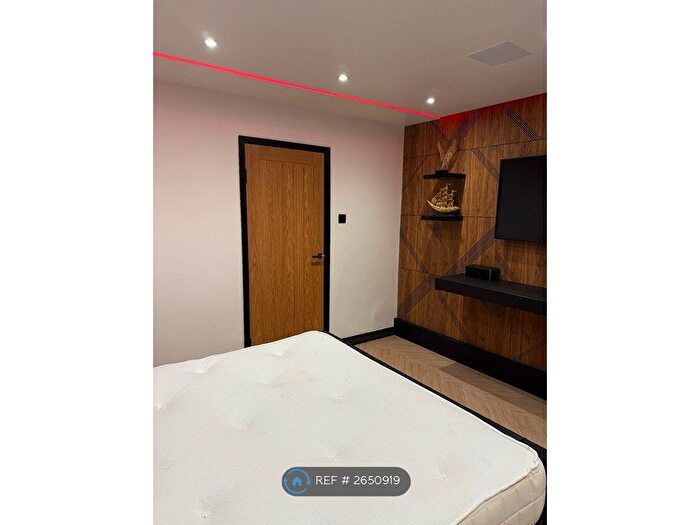 2 Bedroom Flat To Rent In Denning Point, London, E1