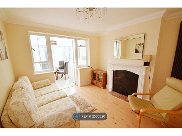 2 Bedroom Flat To Rent In Dudley Close, Tilehurst, Reading, RG31