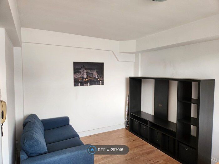 1 Bedroom Flat To Rent In Romney Court, London, W12