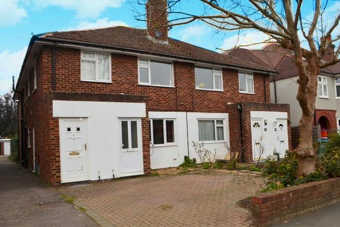 2 Bedroom Maisonette To Rent In Vicarage Road, Hampton Wick, Kingston Upon Thames, KT1