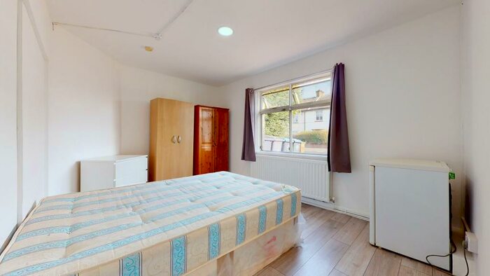 Studio To Rent In Mead Plat, NW10