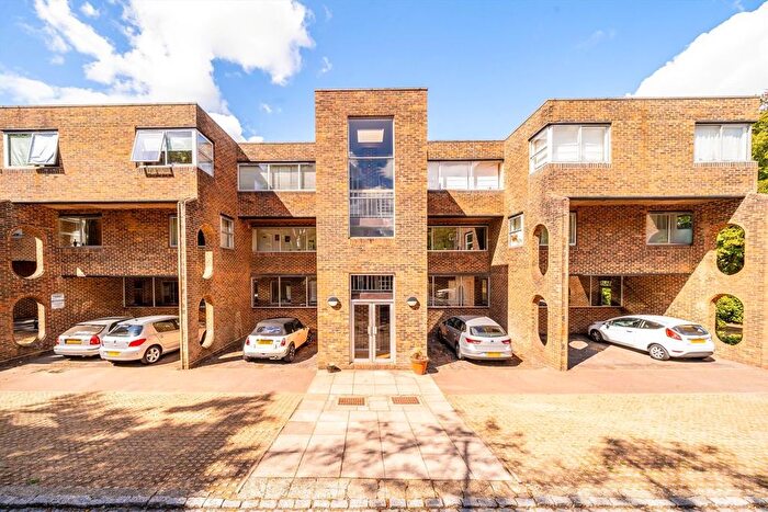 2 Bedroom Flat For Sale In Stroudwater Park, Weybridge, KT13