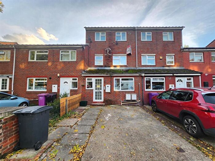 1 Bedroom Flat For Sale In Usher Road, London - Investment @ % Net Return!, C5