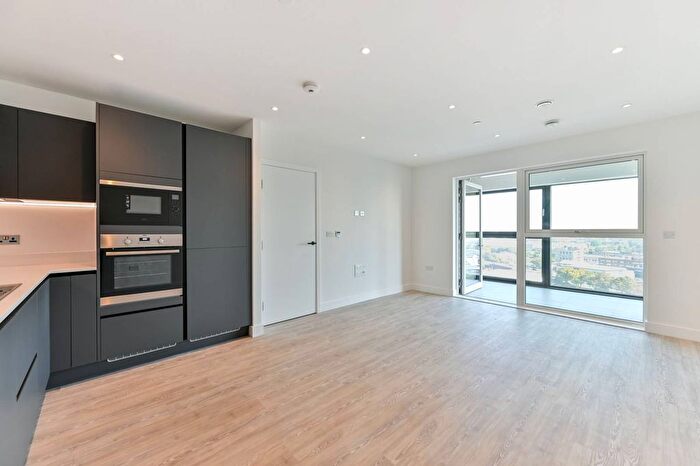 2 Bedroom Flat For Sale In Kew Bridge Rise, Kew Bridge, TW8