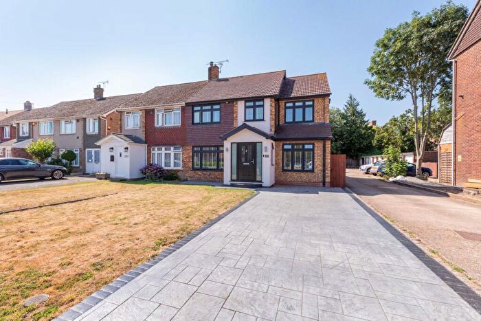 5 Bedroom Semi Detached House For Sale In Rodney Way, Colnbrook, SL3