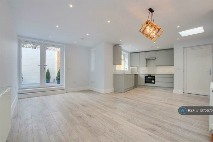 2 Bedroom Detached House To Rent In Gresham Close, Enfield, EN2