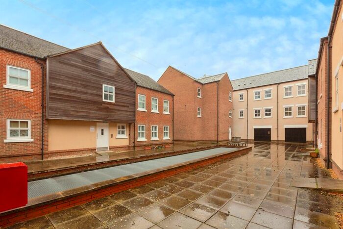 2 Bedroom Apartment For Sale In Pine Street, Aylesbury, HP19