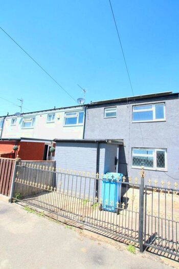 3 Bedroom End Of Terrace House To Rent In Fairbourne Close, Hull, HU7