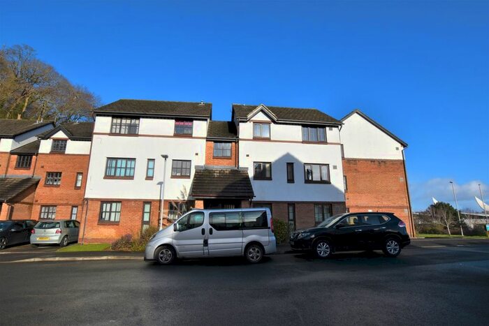 2 Bedroom Flat To Rent In Crabtree Close, Plymouth, PL3