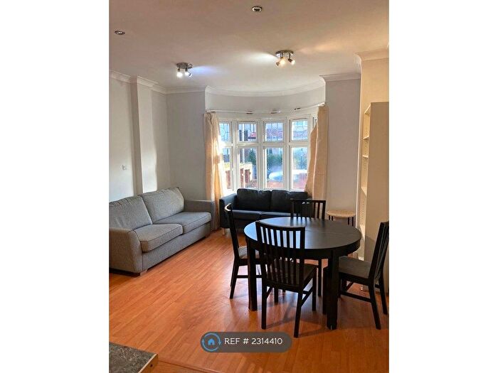 3 Bedroom Flat To Rent In Montana Road, London, SW17