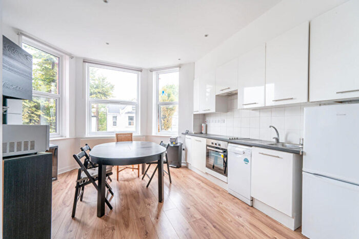 3 Bedroom Flat For Sale In St Pauls Avenue, Willesden Green, London, NW2