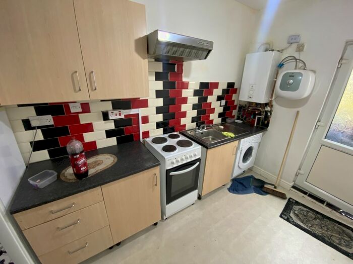 2 Bedroom Flat To Rent In Dudley Road, Birmingham, West Midlands, B18