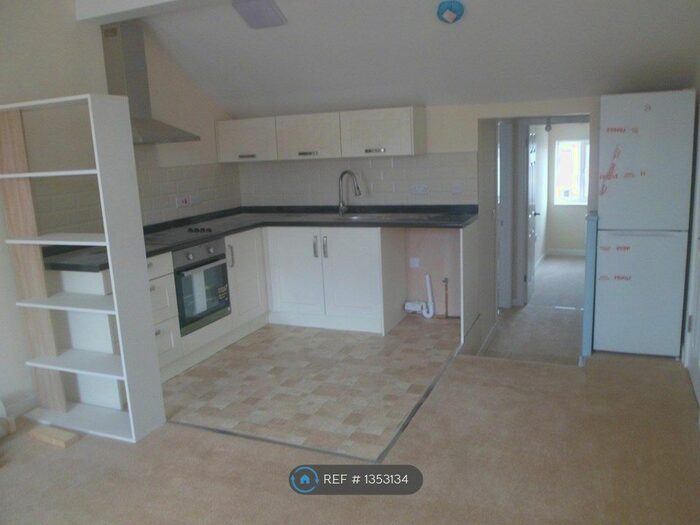 2 Bedroom Flat To Rent In High Street, New Whittington, Chesterfield, S43