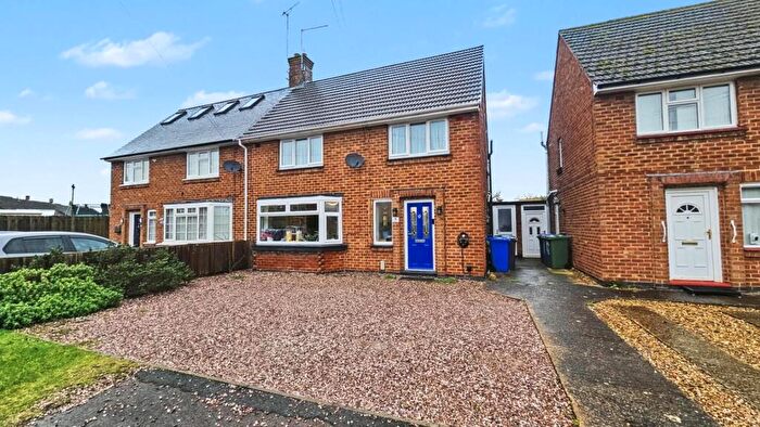 3 Bedroom Semi Detached House For Sale In Hoe Way, Roade, Northampton, NN7