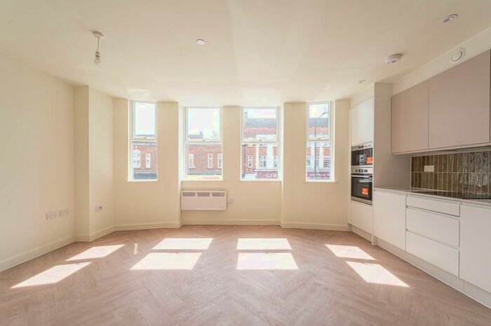 2 Bedroom Flat To Rent In Ballards Lane, Church End, London, N3