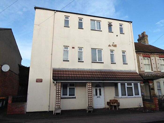 2 Bedroom Flat To Rent In Roff Avenue, Bedford, Bedfordshire, MK41