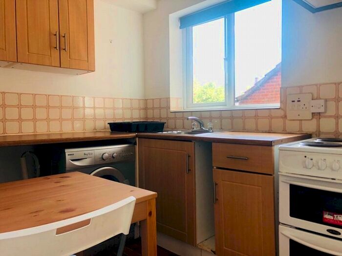 1 Bedroom Flat To Rent In St. Leonards Park, East Grinstead, West Sussex, RH19