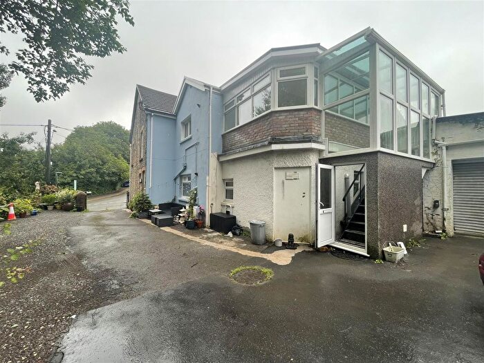 4 Bedroom Flat To Rent In Park Street, Ammanford, SA18