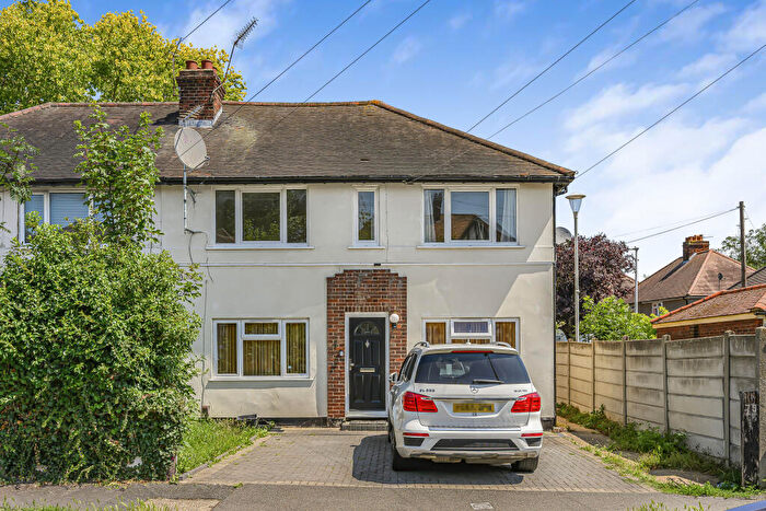 2 Bedroom Ground Maisonette To Rent In St. Anthonys Avenue, Woodford Green, IG8