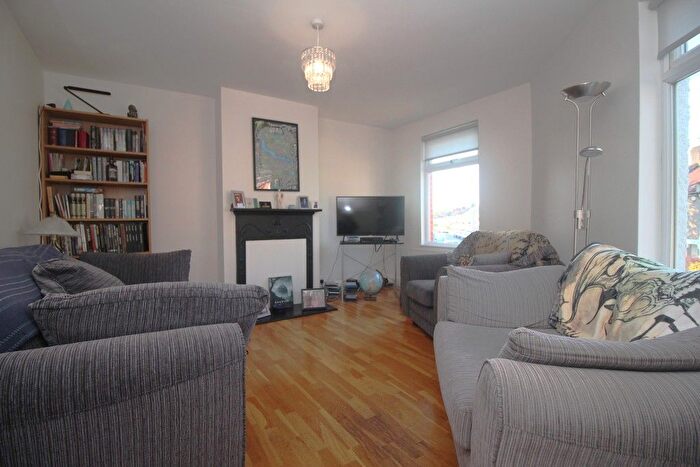 2 Bedroom Flat To Rent In Queens Avenue, Watford, WD18