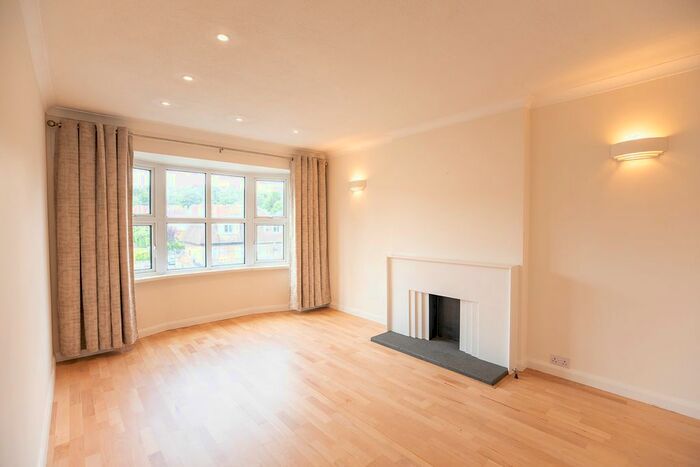 1 Bedroom Flat To Rent In Sandown Court, High Street, Esher, KT10