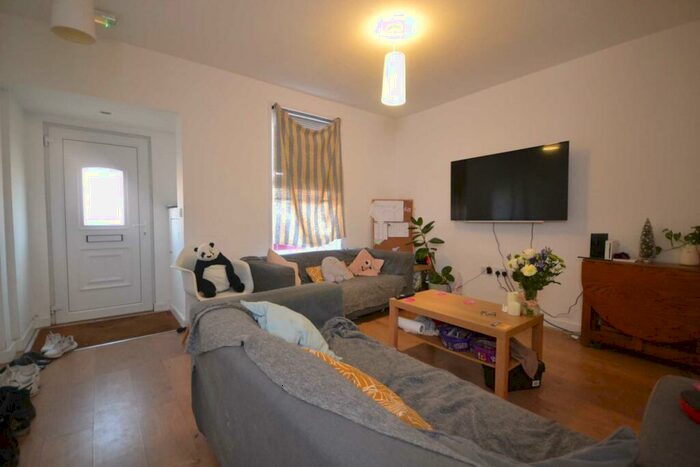 6 Bedroom Terraced House To Rent In Donnington Gardens, Reading, RG1