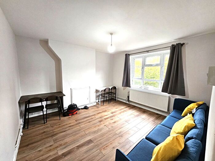 3 Bedroom Flat To Rent In Australia Road, White City, London, W12