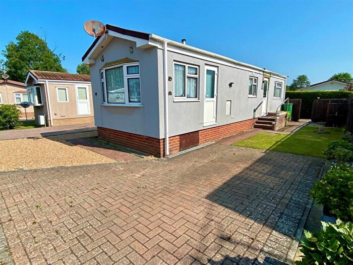 2 Bedroom Park Home For Sale In Upper Horsebridge, Hailsham, BN27