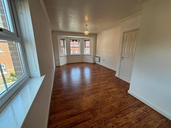 2 Bedroom Flat To Rent In Bickerton Court, Spital, CH63