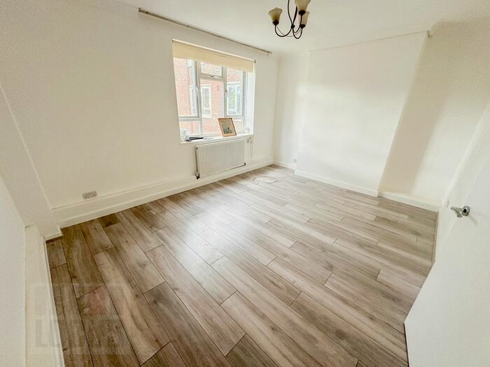 2 Bedroom Flat To Rent In Tudor Court, King Henry Walk, Hackney, N1