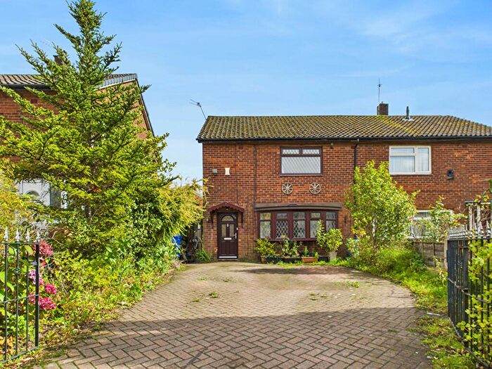 3 Bedroom Semi Detached House For Sale In Longshaw Drive, Worsley, M28