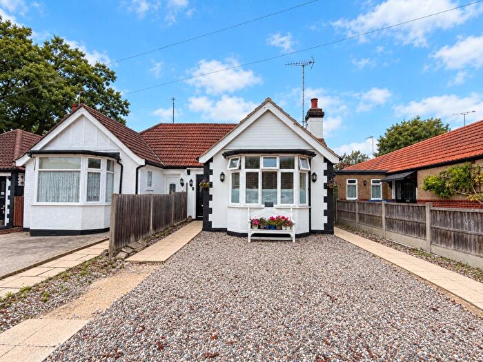 2 Bedroom Bungalow For Sale In Westbourne Grove, Westcliff-on-Sea, Essex, SS0
