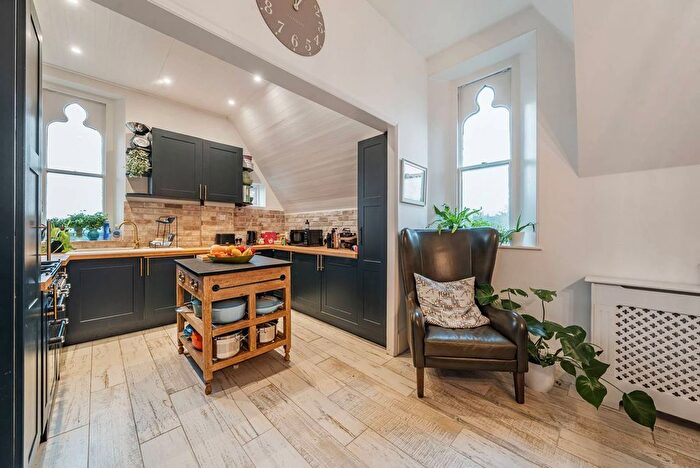 2 Bedroom Flat To Rent In Cross Lanes, Guildford, GU1