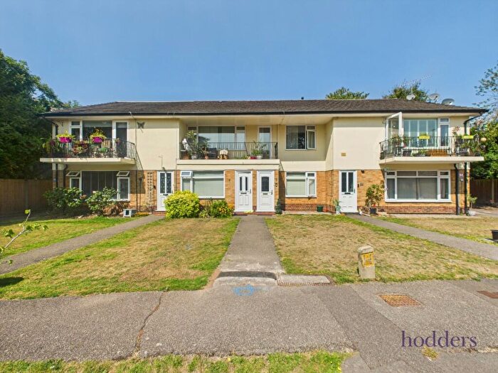 2 Bedroom Maisonette For Sale In Addlestone, Surrey, KT15