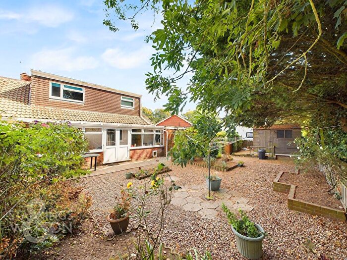 4 Bedroom Chalet For Sale In Oaklands Close, Halvergate, Norwich, NR13