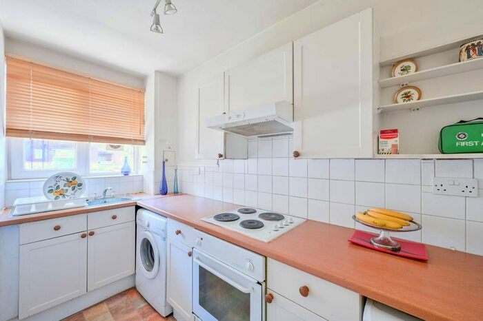 1 Bedroom Flat To Rent In Crownstone Road, Brixton, London, SW2