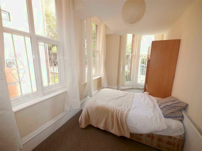 2 Bedroom Flat To Rent In Flat, Clarendon CourtUniversity AreaLeeds, LS2