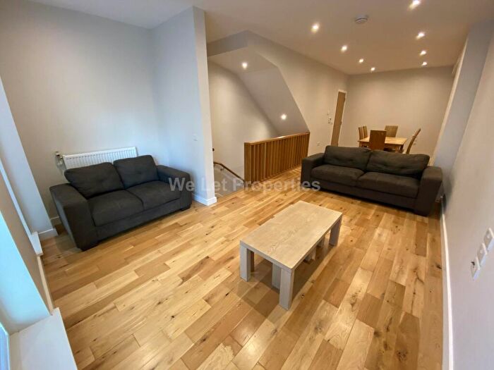 3 Bedroom Apartment To Rent In Spindle Mews, Islington Wharf Mews, M4
