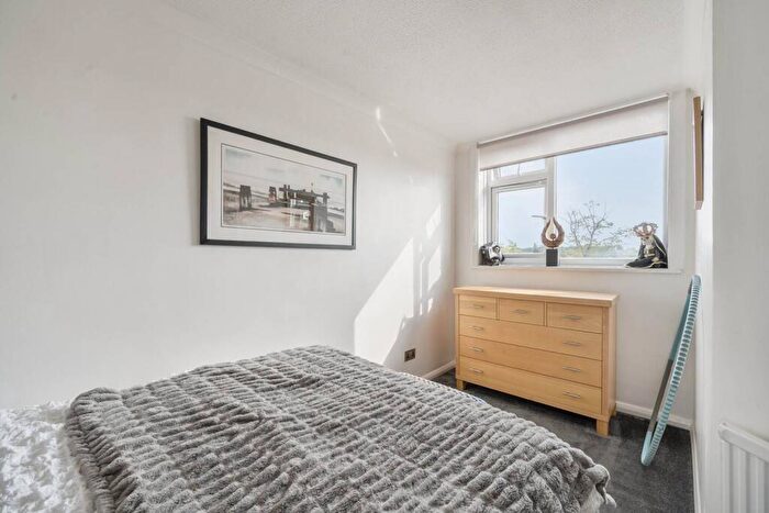 3 Bedroom Flat For Sale In Cricklewood Lane, West Hampstead, London, NW2