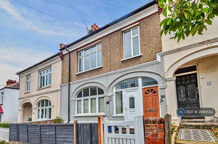 2 Bedroom Flat To Rent In Torquay Drive, Leigh-On-Sea, SS9