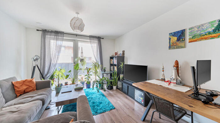 2 Bedroom Flat For Sale In Albright Court, Barking, IG11